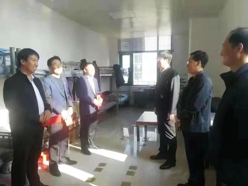 工業(yè)園區(qū)管委會(huì)、泓源公司慰問(wèn)園區(qū)機(jī)關(guān)保安門衛(wèi)等一線人員(圖2)