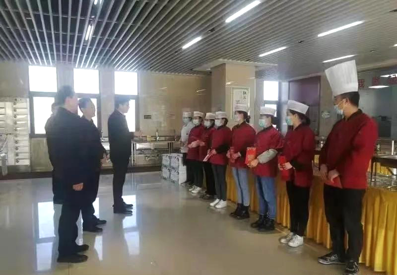 工業(yè)園區(qū)管委會(huì)、泓源公司慰問(wèn)園區(qū)機(jī)關(guān)保安門衛(wèi)等一線人員(圖3)